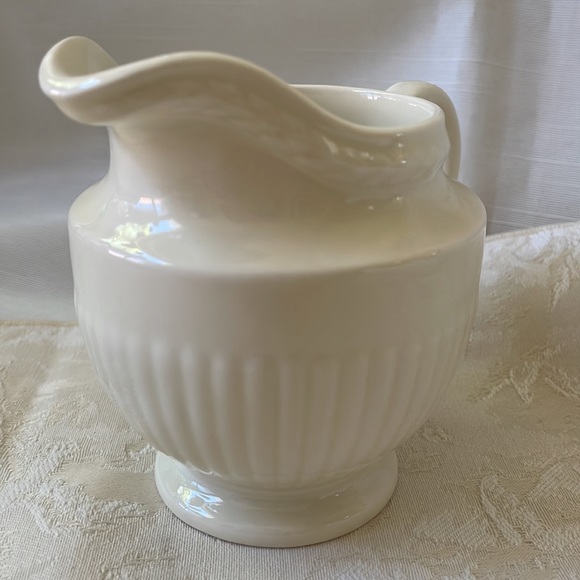 Wedgwood of Etruria & barlaston England Edme Creamer Pitcher off white color - Picture 2 of 7